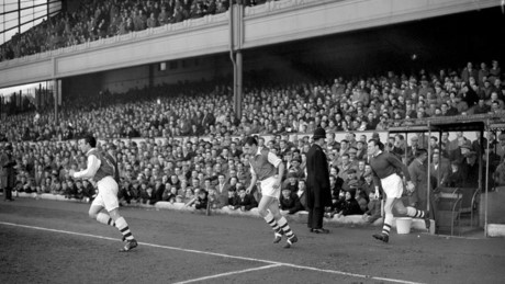 1. Arsenal 5-4 Chelsea | Division One | 08/03/1958. (Ảnh: Getty)   Cuộc rượt đuổi tỷ số ngoạn mục trên sân Highbury được đánh dấu bằng sự tỏa sáng của hai huyền thoại, Jimmy Greaves của Chelsea (cú đúp) và David Herd bên phía Arsenal (hat-trick). (Ảnh: Reddit)