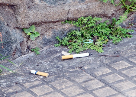 Vứt tàn thuốc không đúng nơi quy định có thể bị xử phạt đến 1 triệu đồng.