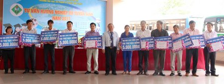  PGS.TS. Cao Hùng Phi- Hiệu trưởng Trường ĐH Sư phạm Kỹ thuật Vĩnh Long trao quà và hỗ trợ học bổng cho các trường phổ thông.