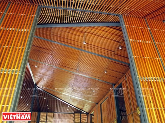 Tường bao và trần nhà là hệ thống thanh gỗ thông xếp song song nhau tạo được không gian linh thiêng, thoáng rộng nhưng gần gũi. Đây chính là những tiết tấu, nhịp điệu của phần ''rèm'' nan gỗ