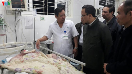 Ông Khuất Việt Hùng thăm hỏi các bệnh nhân đang được cấp cứu.