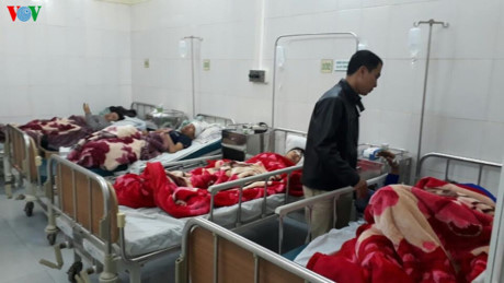 Ngoài người phụ nữ bị chết được xác định sinh năm 1968, 22 người còn lại đã được đưa đi cấp cứu tại Bệnh viện Đa khoa tỉnh Lào Cai.