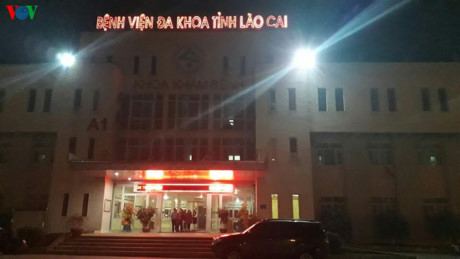 Người thân của các bệnh nhân tụ tập trước cửa Bệnh viện đa khoa tỉnh Lào Cai.