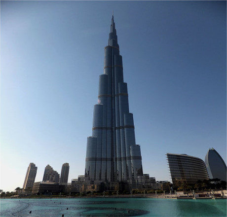Burj Khalifa: Đây là tòa nhà biểu tượng của Dubai, đem đến cho du khách một tầm nhìn rộng khắp. Từ đây, bạn sẽ ngắm được biển và phong cảnh bao quanh tòa nhà. Thời điểm đẹp nhất để lên Burj Khalifa là khi hoàng hôn xuống.