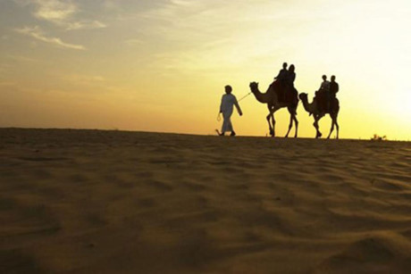Sa mạc Dubai là một trong những địa điểm du lịch sẽ mang đến cho bạn những trải nghiệm có 1 không 2 từ những hoạt động thú vị như cưỡi lạc đà hay trượt cát.