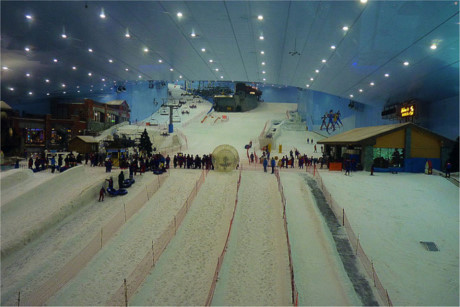 Khu trượt tuyết Dubai: Đây là khu trượt tuyết trong nhà đầu tiên nằm gọn trong trung tâm thương mại Dubai. Tại đây có nhiều trò chơi như trượt tuyết, đu dây zipline và có cả các khóa dạy trượt tuyết.
