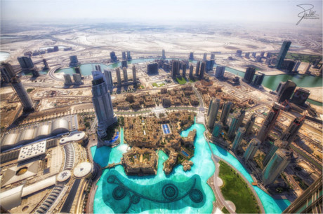 Trung tâm thương mại Dubai: Bên trong khu vui chơi giải trí này là một vườn thú, sân băng, các rạp chiếu phim, khu vực giáo dục cho trẻ em và Sega Republic với 170 trò chơi khác nhau. Ngoài ra, trung tâm thương mại Dubai còn vô số cửa hiệu, nhà hàng... để khám phá.