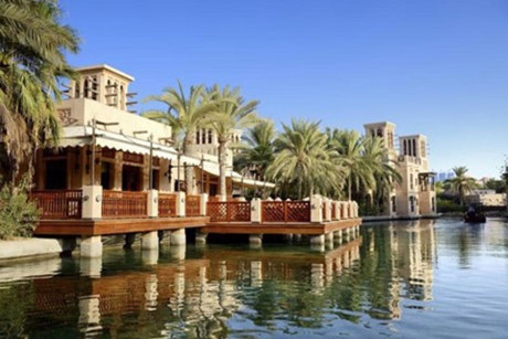 Madinat Jumeirah: Được xây dựng với những nét kiến trúc cổ kính, Madinat Jumeirah là nơi để bạn tận hưởng lối sống xa hoa và truyền thống cùng một lúc. Hãy khám phá những khách sạn đầy hoa mỹ ở đây cũng như những công trình khác như rạp chiếu phim hay khu nghỉ dưỡng cao cấp bậc nhất thế giới Talise.