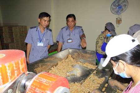 Đoàn kiểm tra liên ngành tỉnh kiểm tra cơ sở sản xuất bánh kẹo ở TP Vĩnh Long.