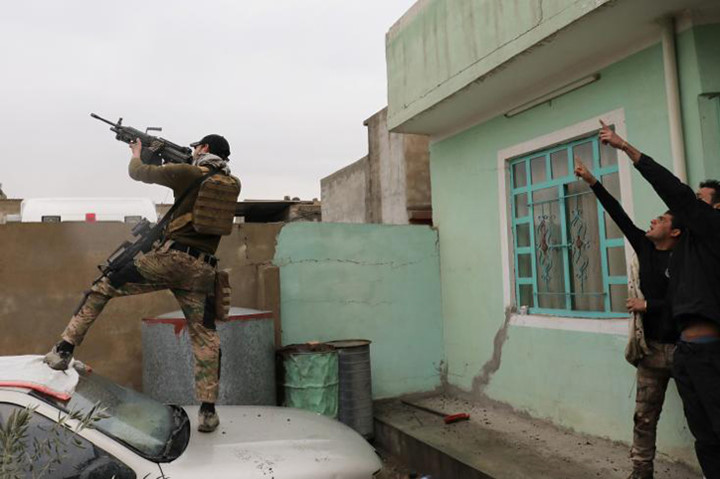 Quân nhân Iraq dùng súng bộ binh ngắm bắn một phi cơ không người lái mà IS sử dụng để đối phó với quân đội chính phủ.