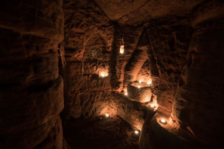 Nhiếp ảnh gia Michael Scott đã tìm cách “đột nhập” vào hang động này. Ông miêu tả nó như một đền thờ dưới lòng đất và vẫn giữ được tình trạng “rất tuyệt vời” sau chừng ấy năm. 