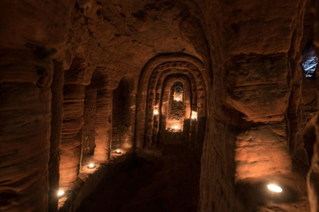 Người ta không biết chính xác hang được đào lúc nào, nhưng cho là vào khoảng 700 năm trước. 