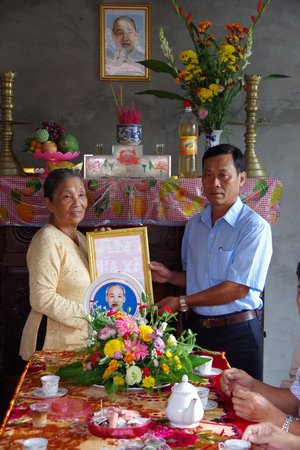 Bí thư Đảng ủy xã Trung Nghĩa Nguyễn Văn Danh trao quyết định tặng nhà tình nghĩa cho gia đình.