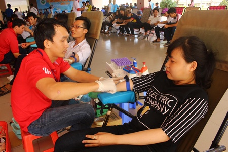 Bạn Nguyễn Thị Kim Quyên vui vì những giọt máu của mình mang lại niềm hy vọng cho những bệnh nhân.
