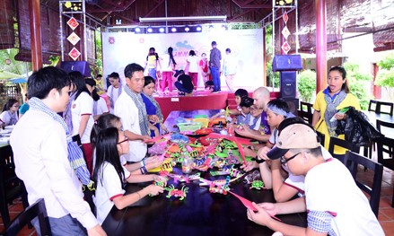 Học sinh Trường quốc tế Việt-Úc với hoạt động học làm đồ chơi dân gian tại Bảo Gia Trang Viên. Ảnh: ED Groups