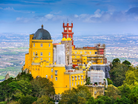 Sintra, Bồ Đào Nha: Nhà thơ Anh Lord Byron từng ngợi ca Sintra là thị trấn đẹp nhất thế giới. Nơi đây có những khung cảnh tuyệt đẹp dù bạn nhìn từ góc độ nào cùng những di tích La Mã cổ đại từ thế kỷ 19 được UNESCO công nhận là Di sản thế giới.