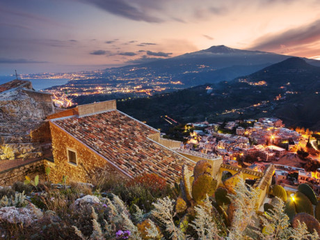 Taormina, Italy: Thị trấn Taormina nằm trên đỉnh đồi thuộc hòn đảo Sicily, hấp dẫn bởi vẻ đẹp của những ngôi nhà cổ, những tàn tích xưa và những con đường hai bên là những quán cà phê ấn tượng.