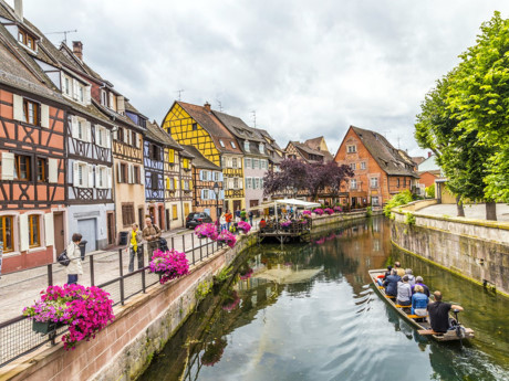 Colmar, Pháp: Colmar chính là xứ sở của loại rượu vang trứ danh Alsatian. Thị trấn thơ mộng vùng đông bắc nước Pháp có những vườn nho tươi tốt, những ngôi nhà màu pastel tuyệt đẹp, những nhà thờ từ thời Phục Hưng và các con kênh có những cây cầu bắc ngang trông thật yên bình. 