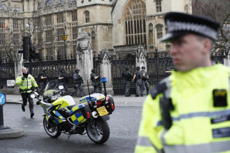 Các nhà điều tra đang cân nhắc khả năng cuộc tấn công tại Anh có liên quan đến nhóm Nhà nước Hồi giáo (IS) tự xưng .