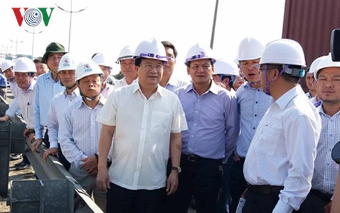 Phó Thủ tướng Trịnh Đình Dũng  thị sát việc xây dựng tuyến cao tốc Trung Lương - Mỹ Thuận