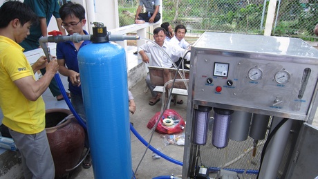 Vận hành máy lọc nước ở xã Chánh An.