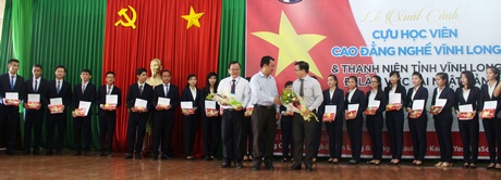 Ông Lữ Quang Ngời tặng hoa và động viên Trường CĐ Nghề Vĩnh Long, Công ty TNHH Esuhai tiếp tục phối hợp làm tốt nhiệm vụ.