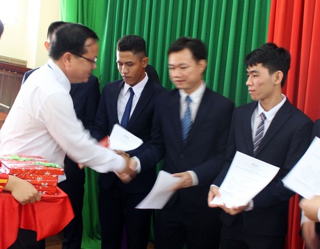 Ông Trần Anh Tuấn- Hiệu trưởng Trường CĐ Nghề Vĩnh Long trao giấy xác nhận trúng tuyển cho các thực tập sinh.
