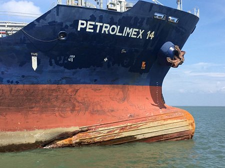 Tàu Petrolimex 14 bị hư ở phần mũi tàu
