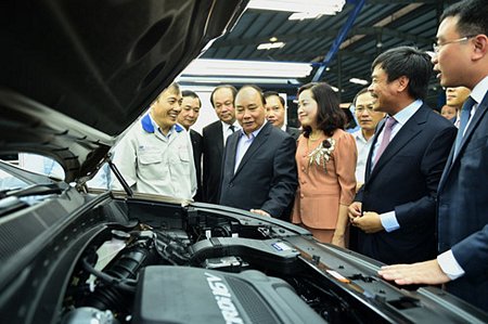 Lãnh đạo công ty giới thiệu với Thủ tướng Nguyễn Xuân Phúc về sản phẩm ô tô do công ty lắp ráp.