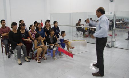 Nghệ nhân ưu tú Vũ Linh Tâm đang dạy cho các học viên.