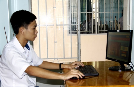 Em Nguyễn Nhựt Thành học sinh lớp 11 Trường THPT chuyên Nguyễn Bỉnh Khiêm, thao tác trên trang chủ cuộc thi 
