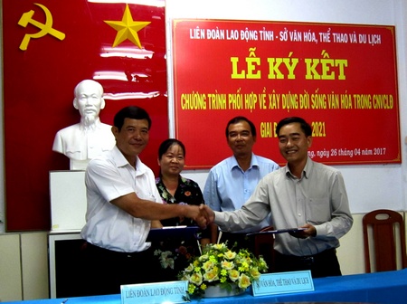 Ông Huỳnh Bá Long- Chủ tịch Liên đoàn Lao động tỉnh (trái) và ông Lê Thanh Hiền- Phó Giám đốc Sở Văn hóa, Thể thao và Du lịch (phải) ký kết chương trình phối hợp.