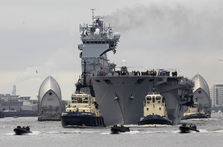Tàu HMS Ocean, tàu sân bay trực thăng tấn công và đổ bộ của Anh, hiện là con tàu lớn nhất trong lực lượng Hải quân Hoàng gia Anh. (Ảnh: AP)