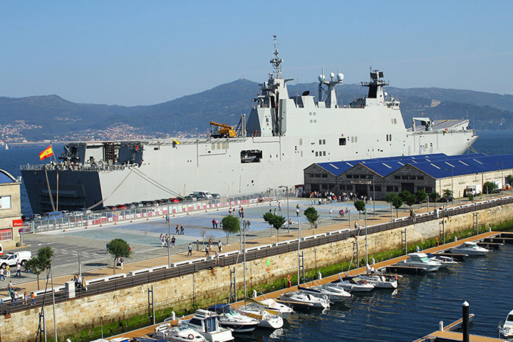 Tàu tấn công đổ bộ đa nhiệm Juan Carlos I của Tây Ban Nha được đưa vào biên chế từ năm 2010. Chi phí dành cho việc đóng tàu ban đầu là 360 triệu euro nhưng cuối cùng đã “đội” lên thành 462 triệu euro. (Ảnh: CONTANDO ESTRELAS)