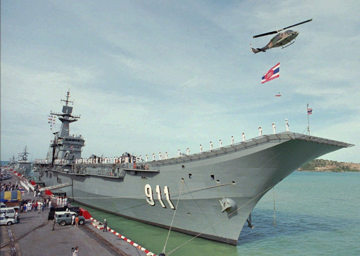 Tàu sân bay HTMS Chakri Naruebet của Thái Lan được biên chế vào Hải quân nước này từ năm 1997. Tàu sân bay này cũng được triển khai cho các hoạt động cứu trợ thảm họa và huấn luyện. (Ảnh: AP)