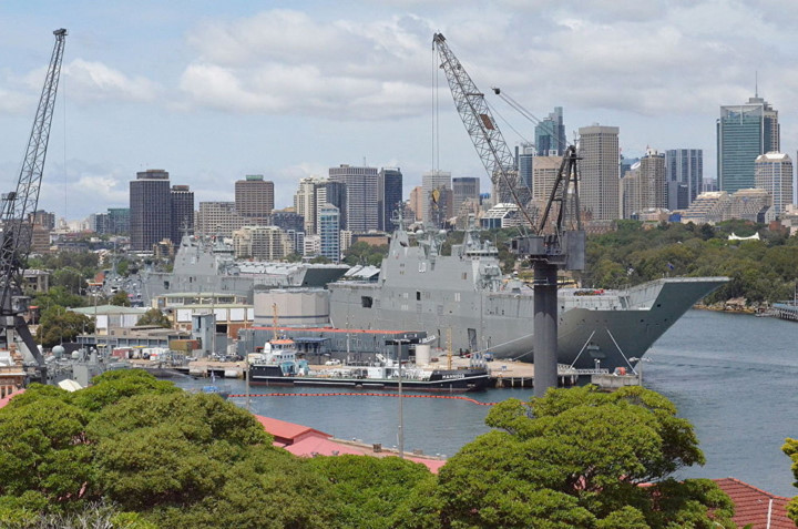 Tàu HMAS Canberra là tàu chỉ huy lớp Canberra của hạm đội tàu Hải quân Hoàng gia Australia. HMAS Canberra được thiết kế dựa trên nguyên mẫu tàu đổ bộ trực thăng lớp Juan Carlos I của Hải quân Tây Ban Nha (Ảnh: SABERWYN)