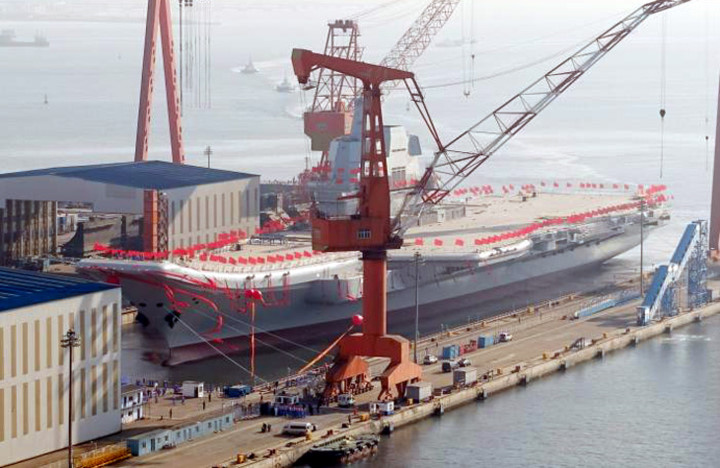 Dù đã được hạ thủy nhưng Trung Quốc sẽ cần thêm vài năm để hoàn thiện cụm tàu sân bay tác chiến trước khi tàu có thể tham gia phục vụ hải quân nước này. (Ảnh: Reuters)