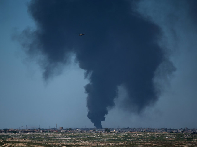 Đám khói lớn bốc lên sau khi quân đội Iraq nã pháo vào một vị trí của IS.