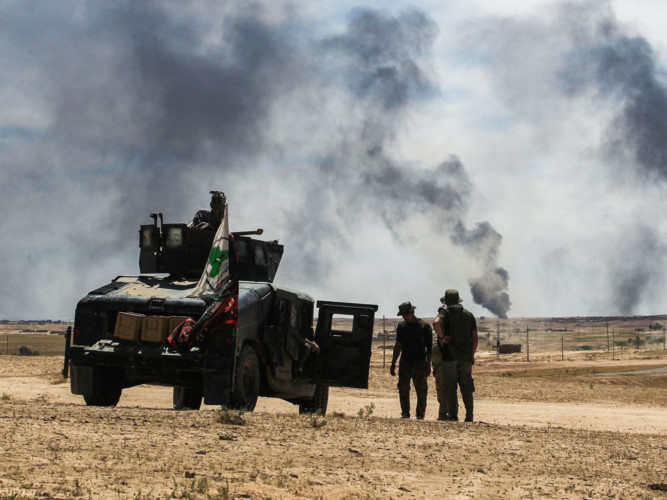 Binh sĩ quân đội Iraq theo dõi diễn biến cuộc chiến tại Mosul.
