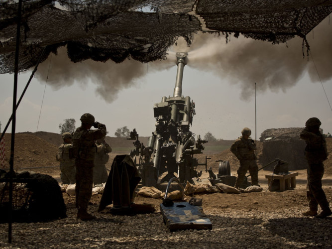 Binh sĩ Iraq nã pháo vào các vị trí bị IS chiếm đóng.