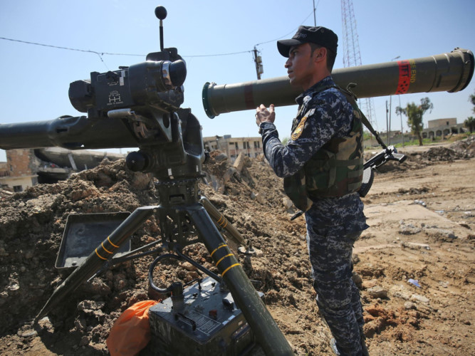 Một binh sĩ Iraq nạp đạn chuẩn bị cho một đợt tấn công mới.