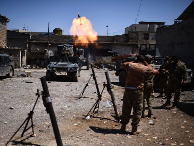 Một nhóm binh sĩ Iraq phóng rocket vào các vị trí của IS.