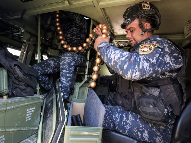 Binh sĩ Iraq tiếp đạn cho đồng đội trong cuộc giao tranh với IS.