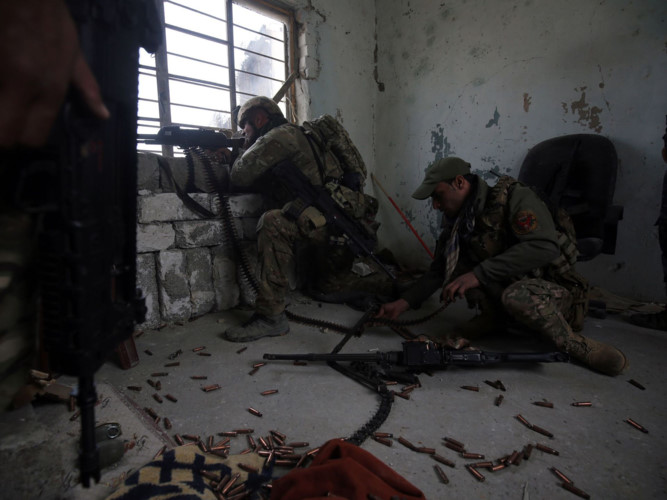 Binh sĩ Iraq phải chiến đấu hết sức gian khổ mới có thể đẩy lùi IS ra khỏi từng căn nhà, góc phố tại Mosul.