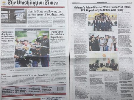 Bài báo về chuyến thăm chính thức Hoa Kỳ của Thủ tướng, đăng trên trang nhất tờ The Washington Times. (Ảnh: Hữu Hoàng/Vietnam+)