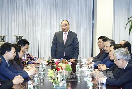 Thủ tướng Nguyễn Xuân Phúc đến thăm và nói chuyện với cán bộ, nhân viên Phái đoàn Đại diện thường trực Việt Nam tại Liên hợp quốc. Ảnh: Thống Nhất/TTXVN