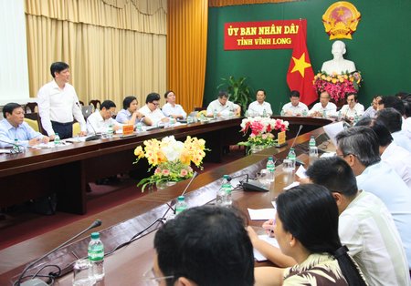  Thứ trưởng Bộ Y tế Nguyễn Thanh Long phát biểu trong buổi làm việc.
