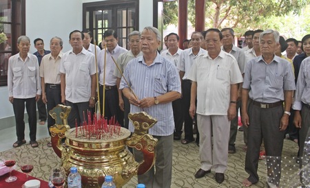 Lãnh đạo tỉnh, huyện qua các thời kỳ thành kính thắp hương cố Thủ tướng Chính phủ Võ Văn Kiệt. 