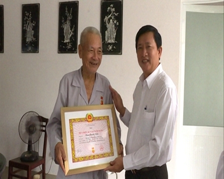 Bí thư Thành ủy Hồ Văn Huân trao Huy hiệu 60 tuổi Đảng cho ông Phan Thanh Triều.