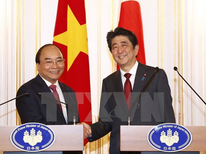 Thủ tướng Nguyễn Xuân Phúc và Thủ tướng Nhật Bản Shinzo Abe tại buổi họp báo. (Ảnh: Thống Nhất/TTXVN)